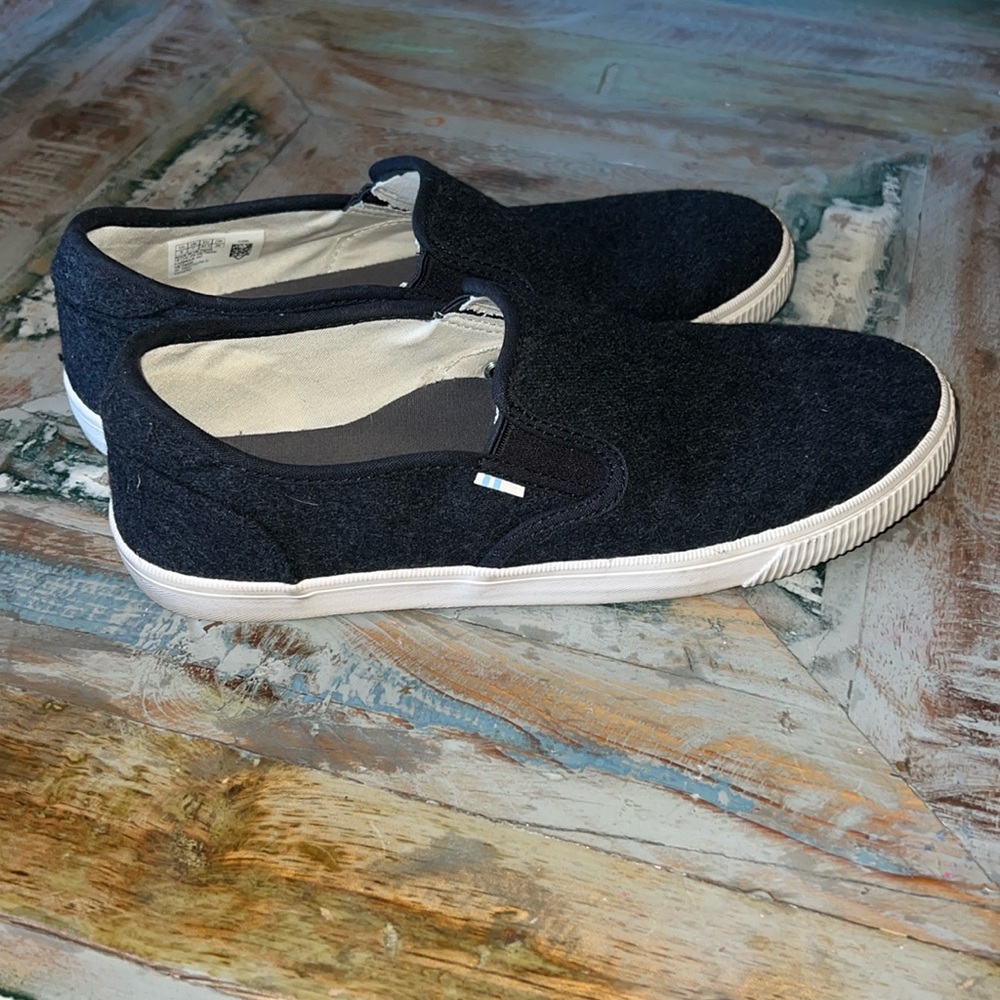 tom’s slip ons🤍